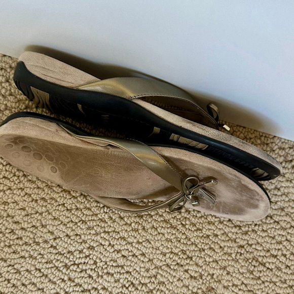 Women's Vionic Metallic Pewter Flip Flop Sandals Size 9.5 - Picture 5 of 7